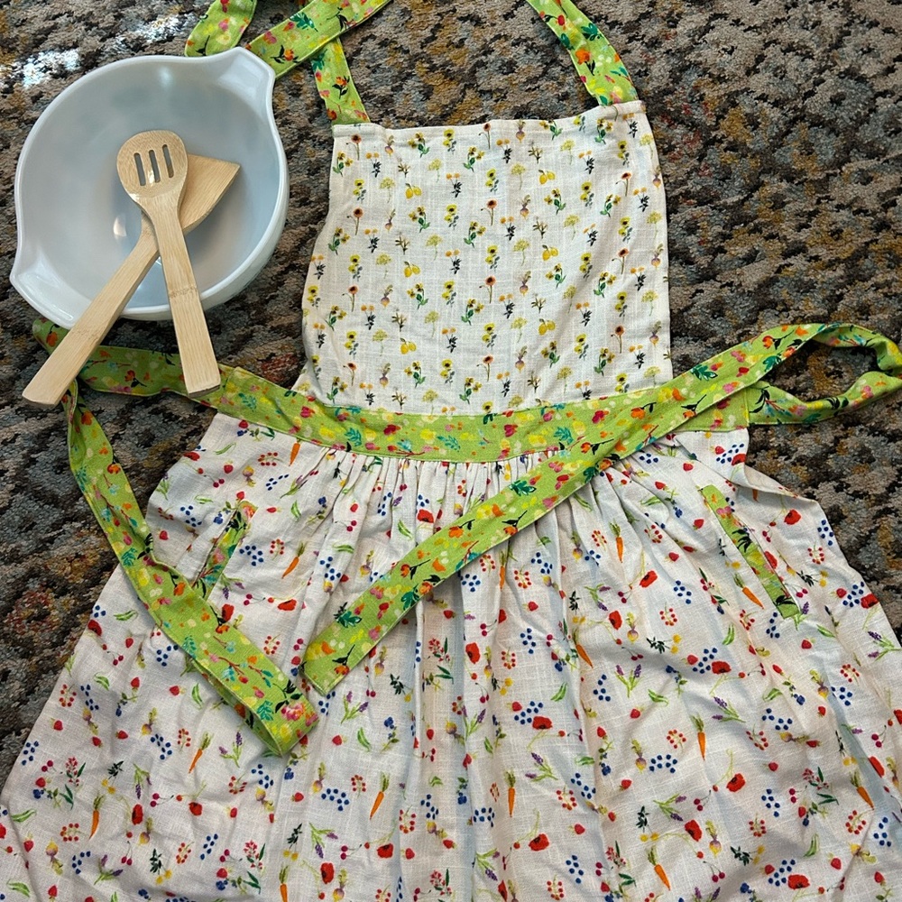 Anthropologie Adorable Veggie & Floral Apron in Excellent Condition